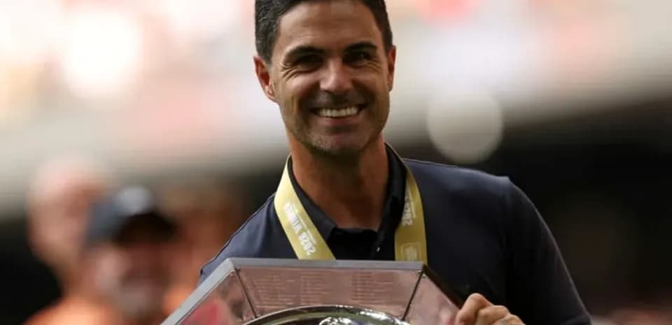 Entrenador sosteniendo un trofeo en celebración