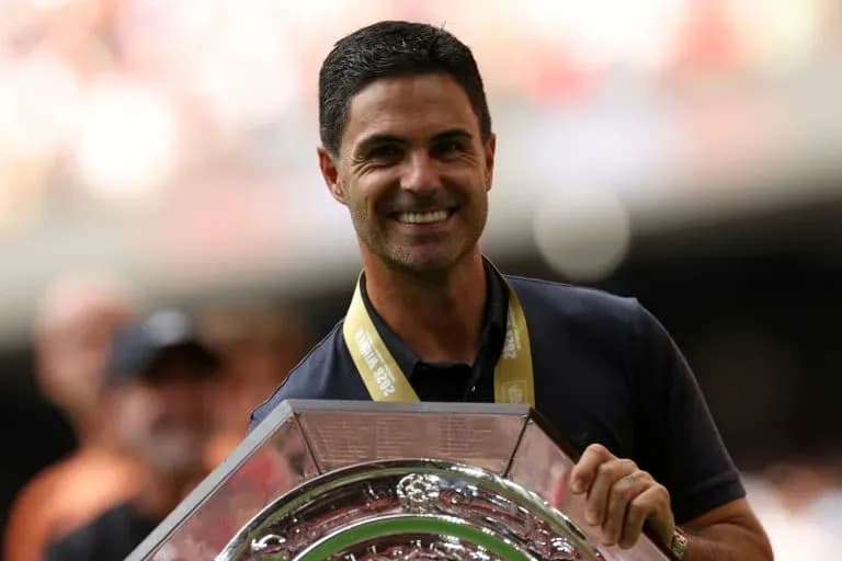 Entrenador sosteniendo un trofeo en celebración