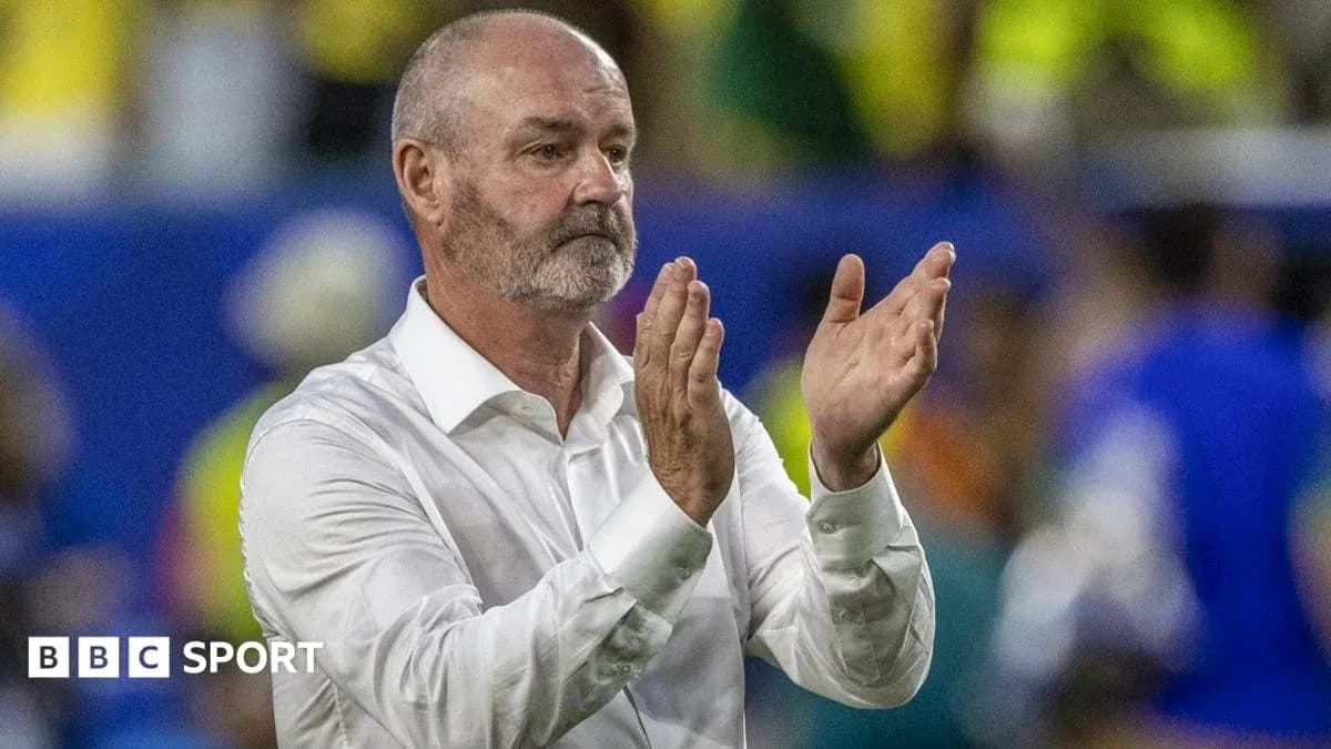 Entrenador aplaudiendo en el campo de juego