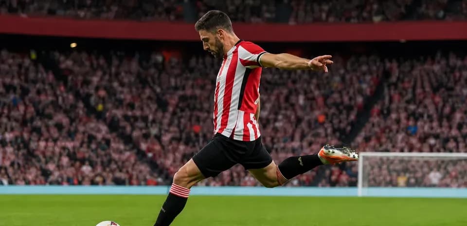 Jugador de Athletic Club pateando un balón en el campo