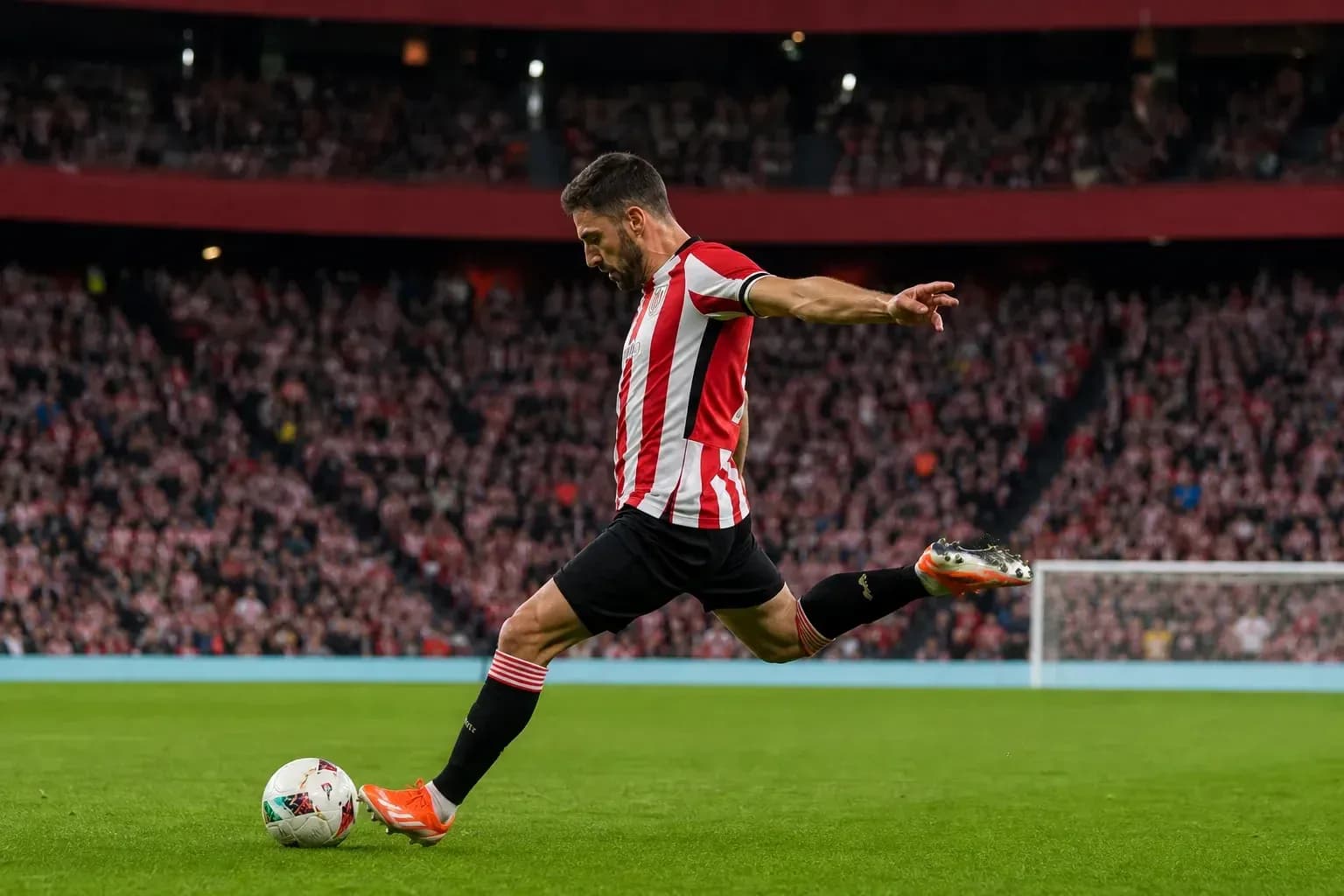 Jugador de Athletic Club pateando un balón en el campo