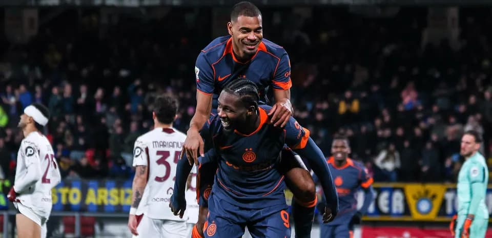 Jugadores celebrando un gol en el campo