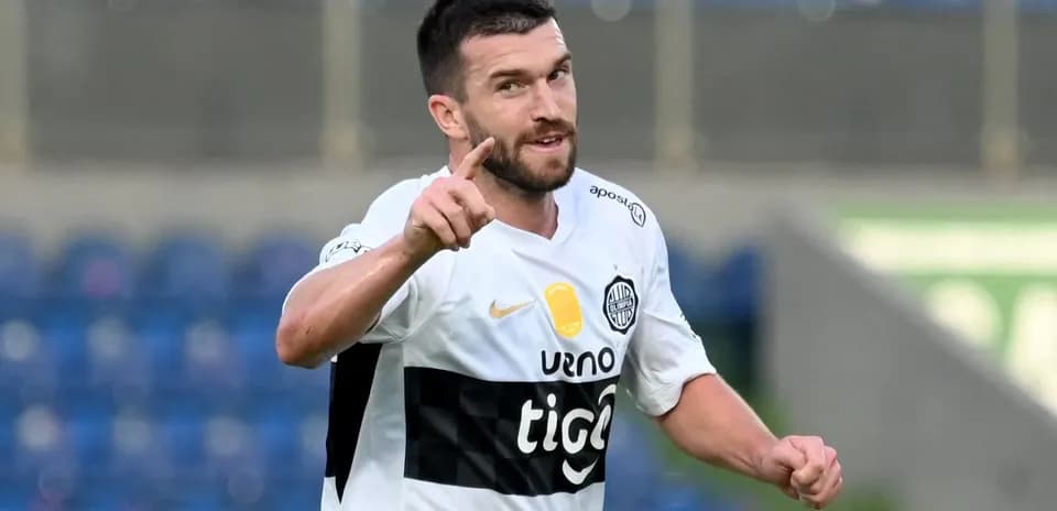 Jugador señalando con el dedo durante el partido