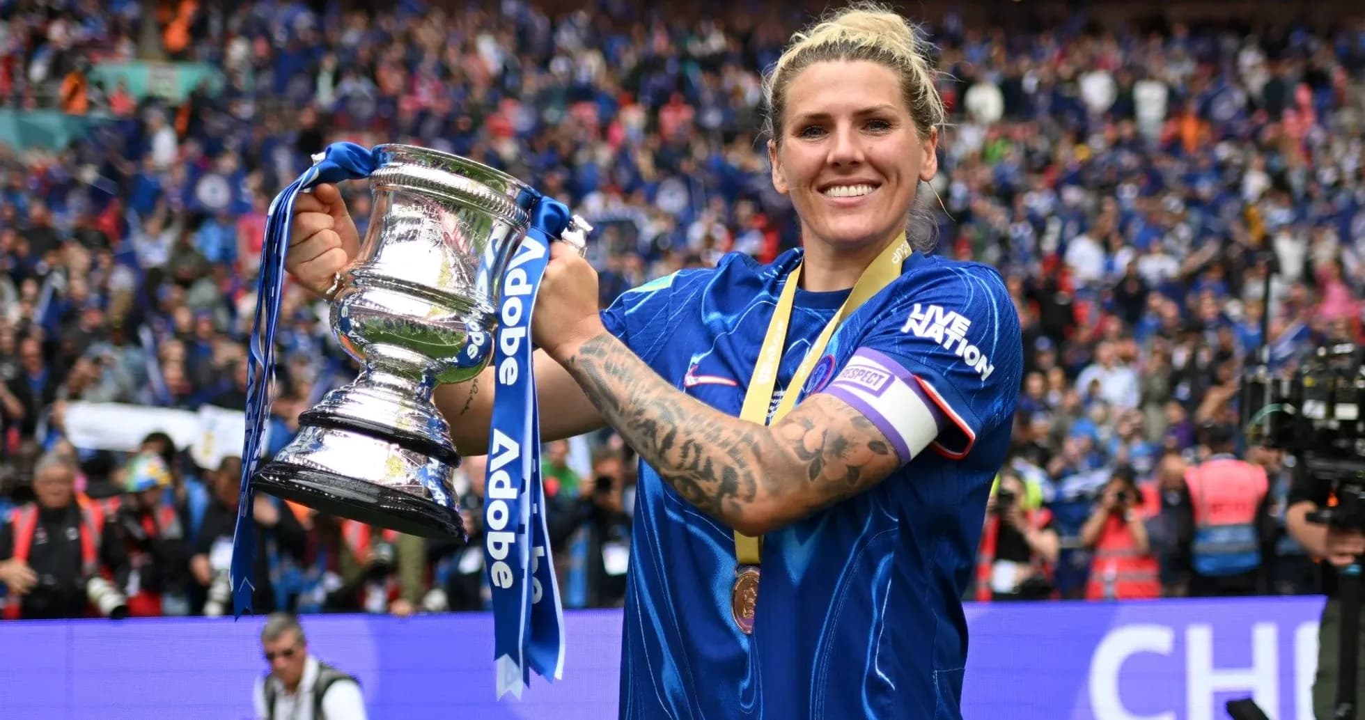 Jugadora levantando trofeo en celebración de victoria