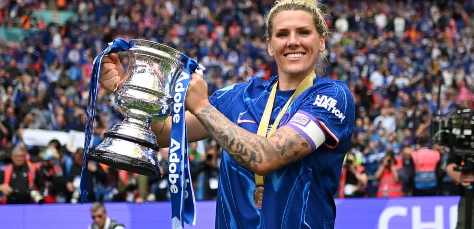 Jugadora levantando trofeo en celebración de victoria