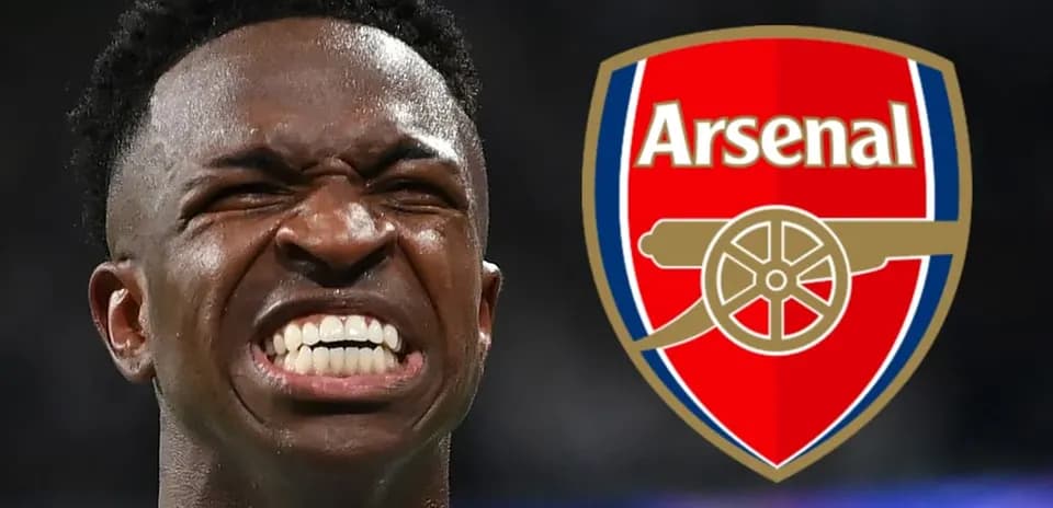 Jugador sonriendo con el logo de Arsenal de fondo