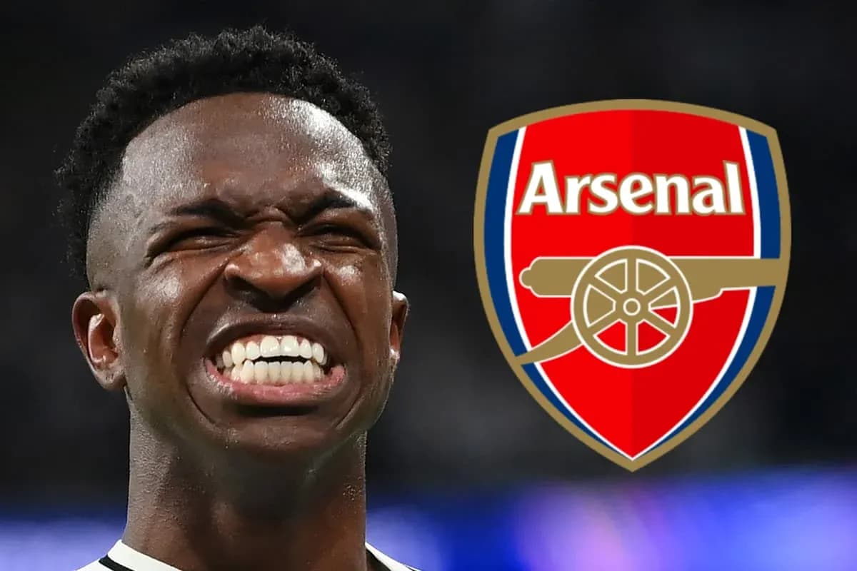 Jugador sonriendo con el logo de Arsenal de fondo