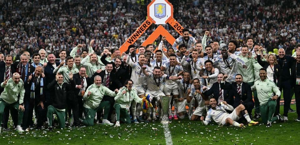 Equipo de Aston Villa celebrando la victoria con trofeo