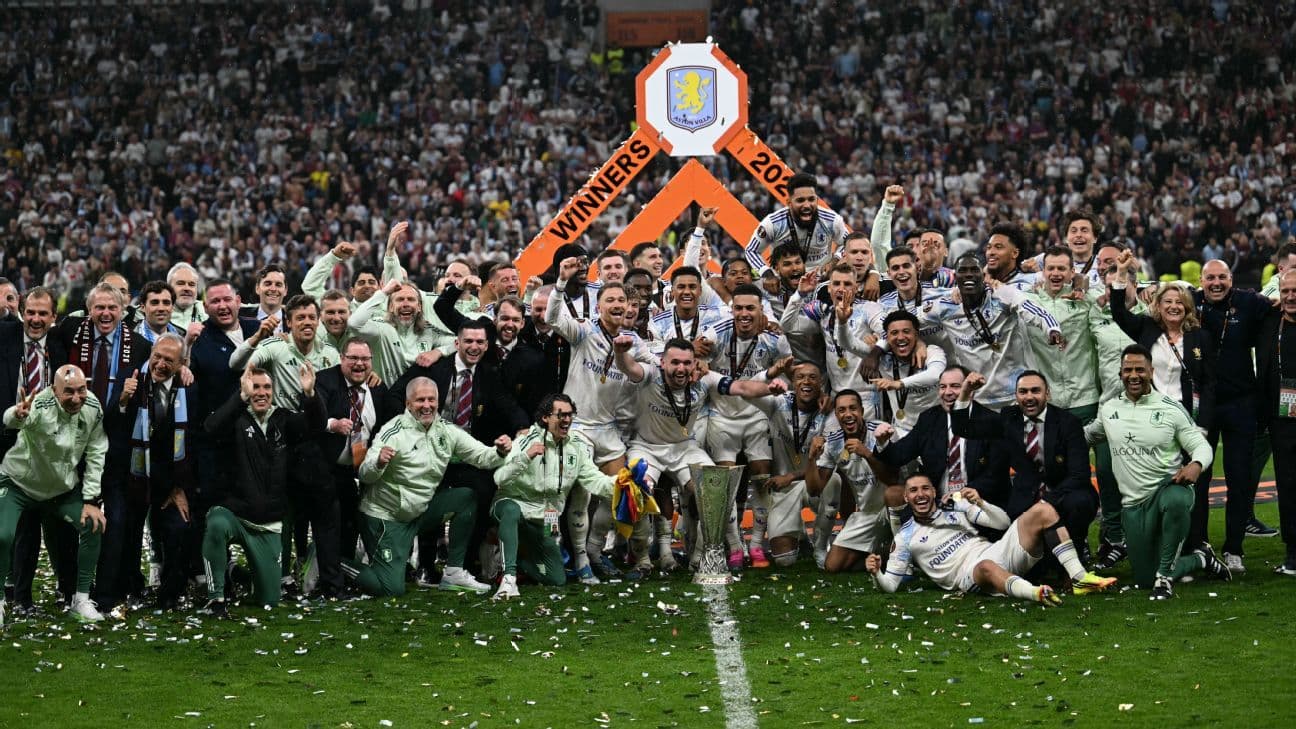 Equipo de Aston Villa celebrando la victoria con trofeo