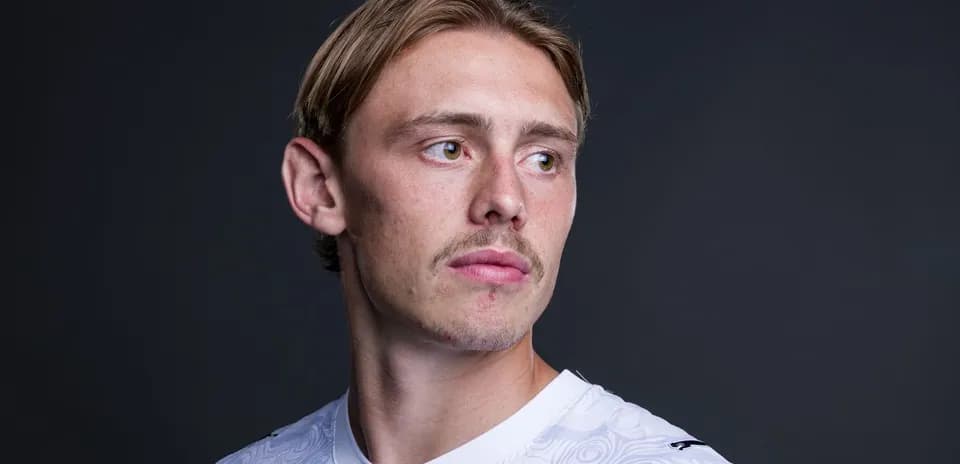 Jugador mirando hacia un lado con camiseta blanca