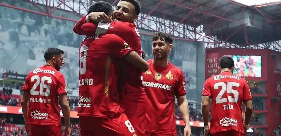 Jugadores de Toluca celebrando un gol