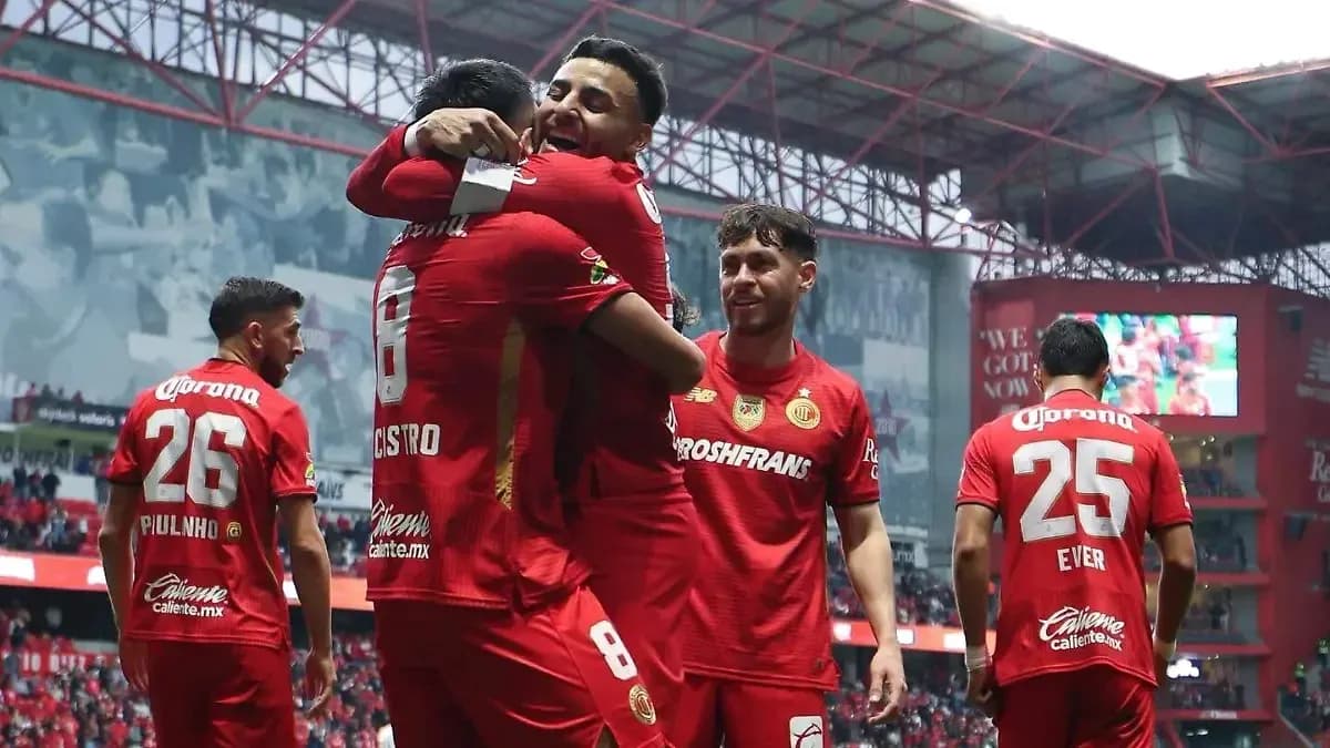 Jugadores de Toluca celebrando un gol
