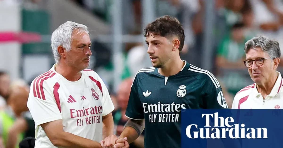 Entrenador y jugador de Real Madrid estrechando manos