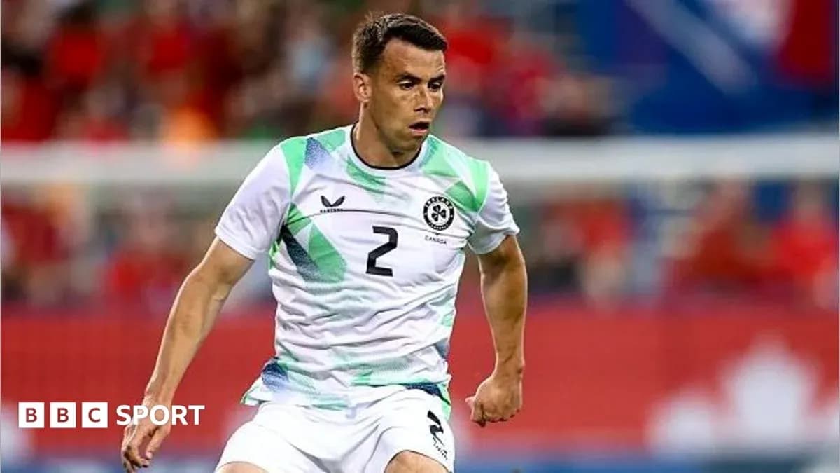 Jugador con camiseta blanca corriendo en el campo