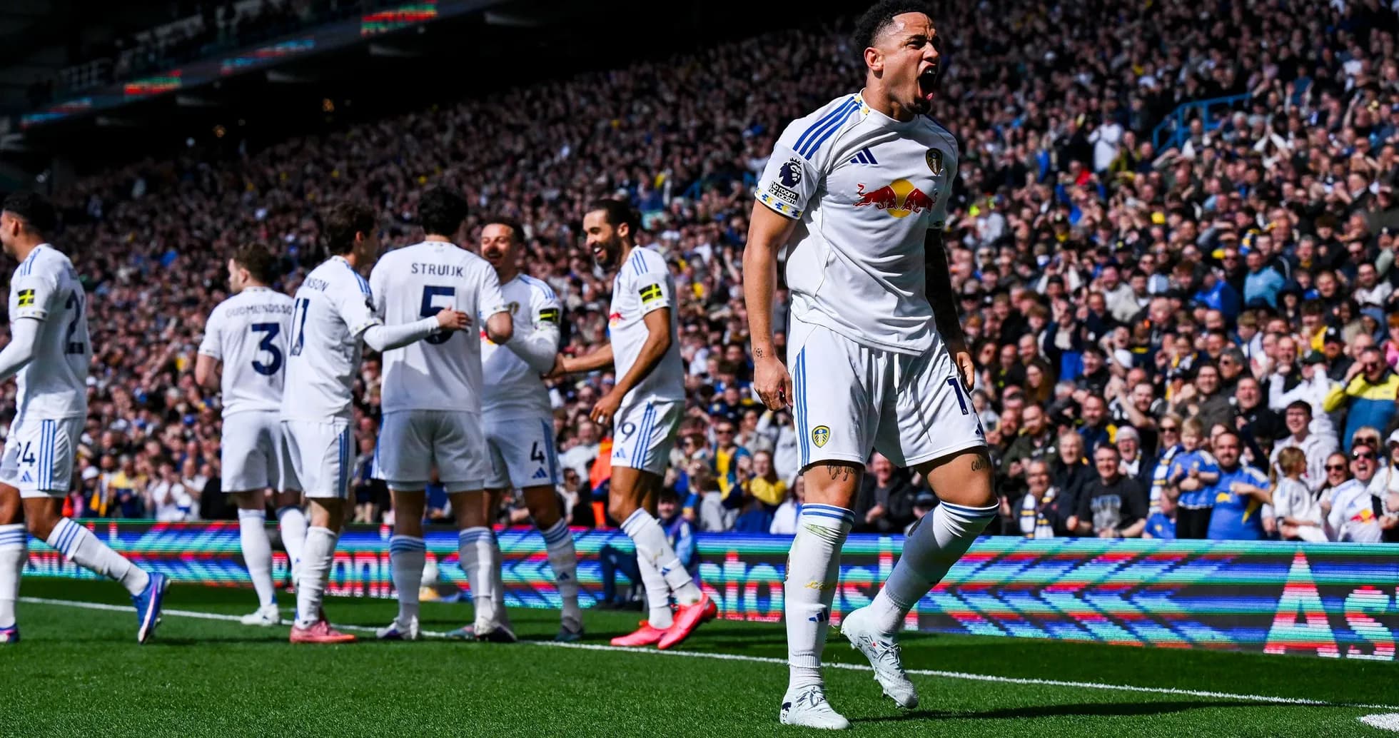 Jugador de Leeds celebrando un gol en el partido