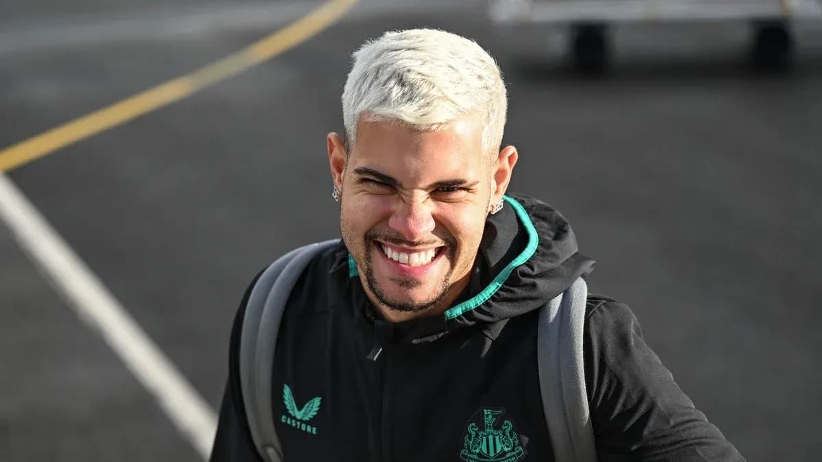 Jugador sonriente con camiseta de Newcastle United