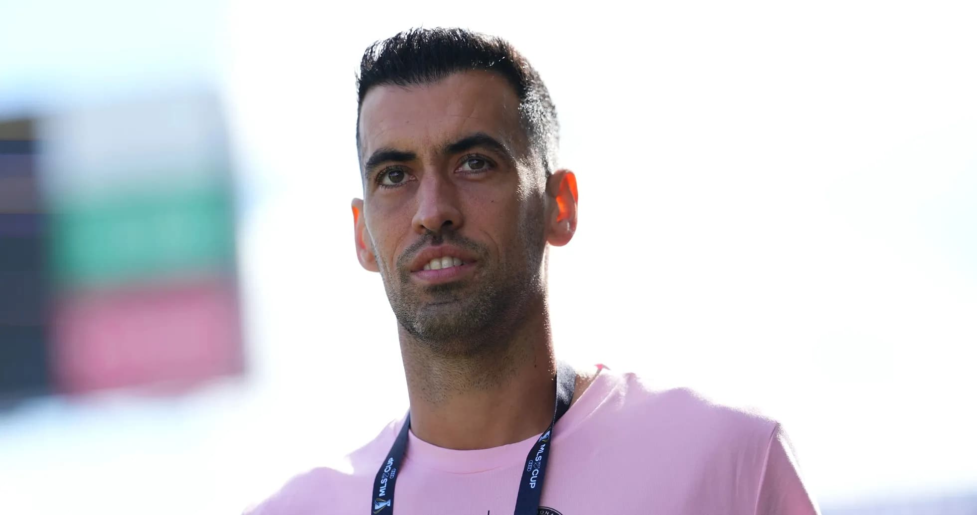 Jugador con camiseta rosa en el campo de fútbol