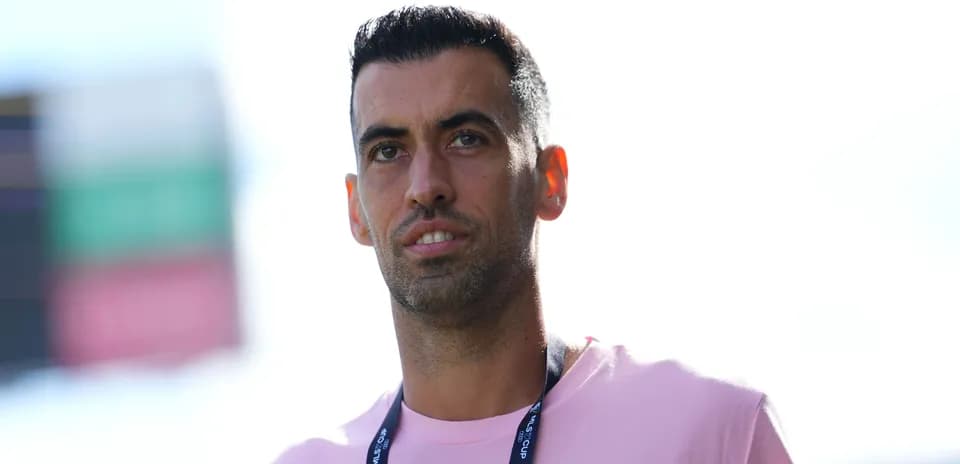 Jugador con camiseta rosa en el campo de fútbol