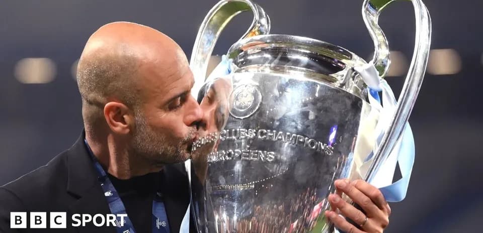 Entrenador besando la copa de la Champions League