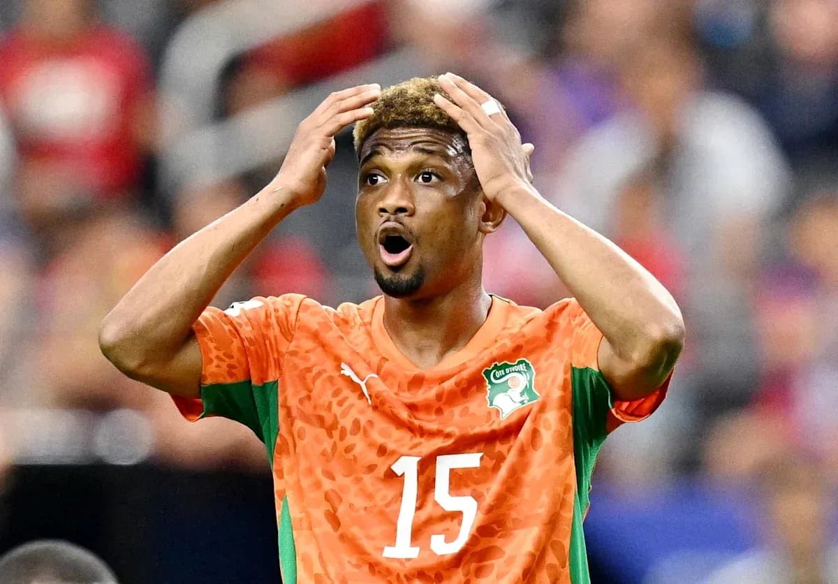 Jugador de Costa de Marfil mostrando frustración en el partido
