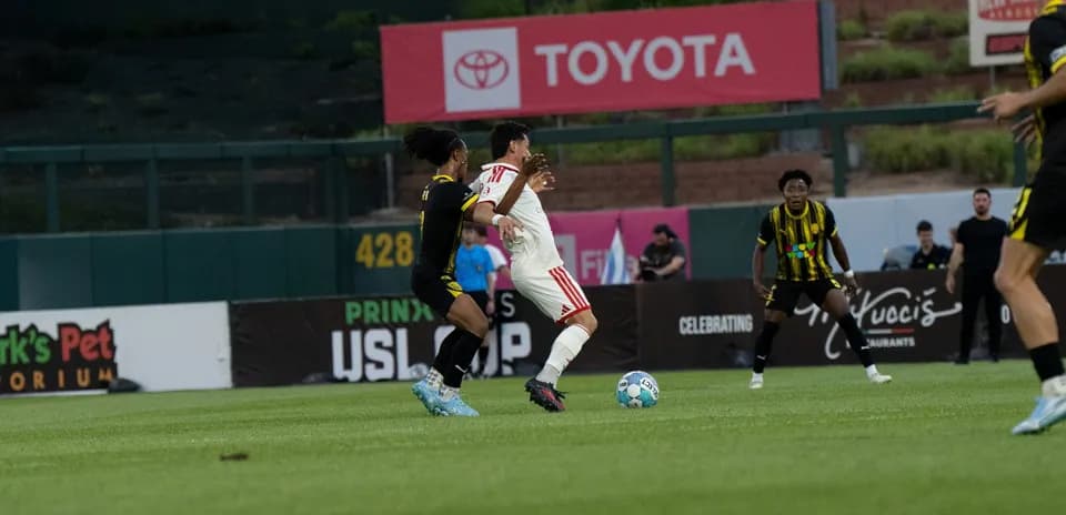 Jugador de New Mexico United driblando a oponente