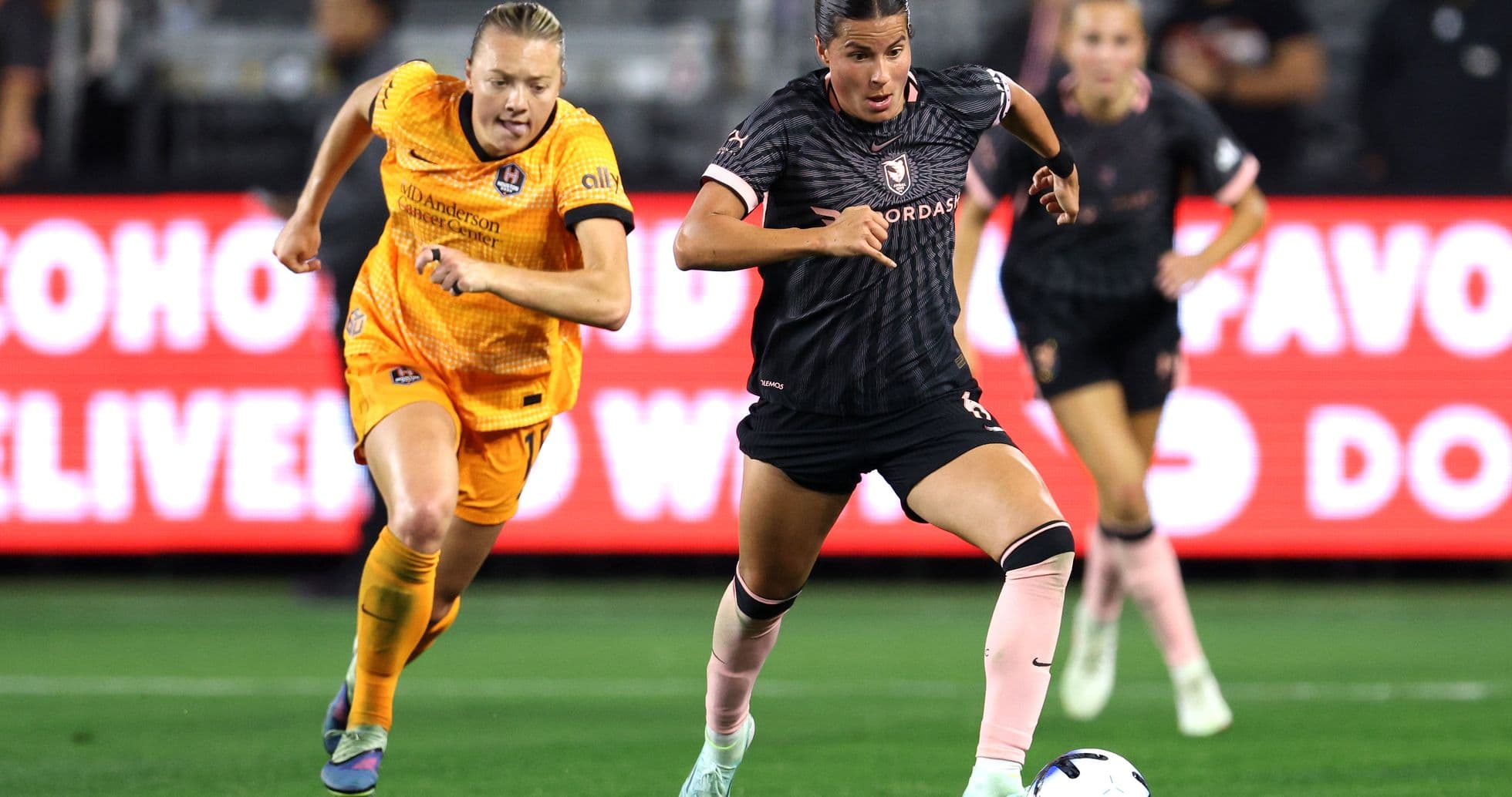 Jugadora de Houston Dash avanzando con el balón