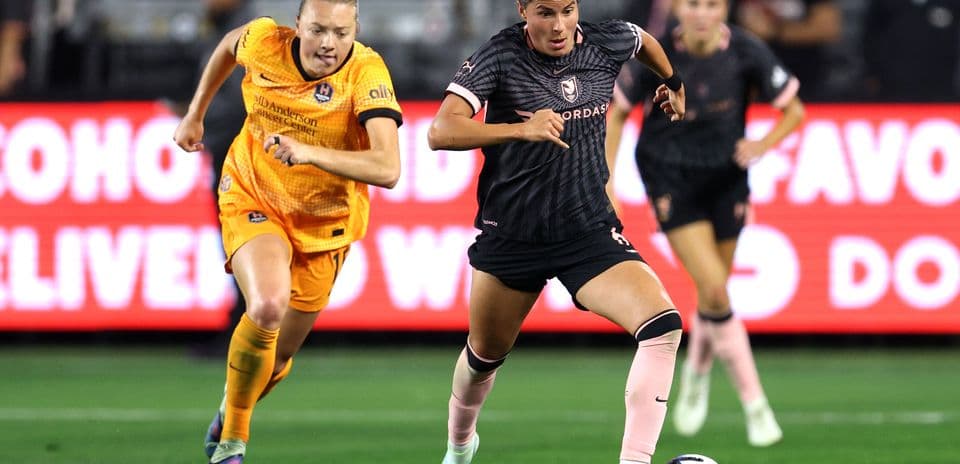 Jugadora de Houston Dash avanzando con el balón