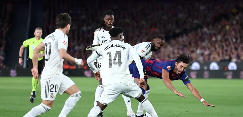Jugador de Barcelona cae tras contacto con defensores de Real Madrid