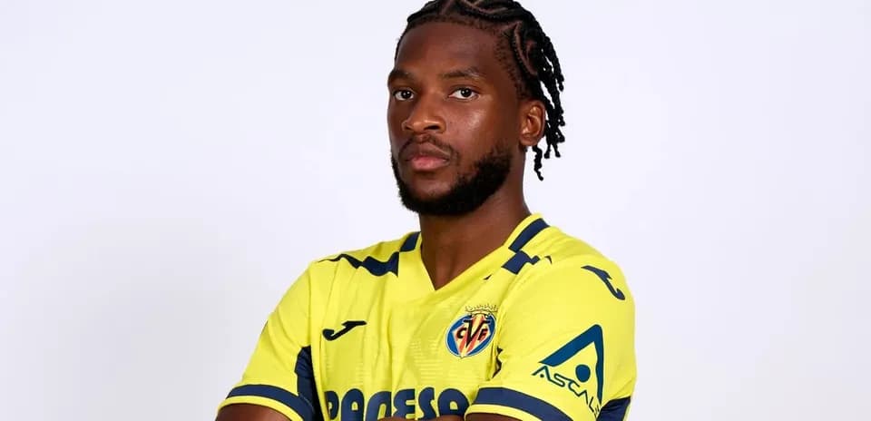 Jugador de Villarreal posando con camiseta amarilla