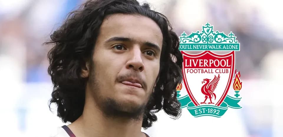 Jugador con camiseta de Liverpool y escudo del club