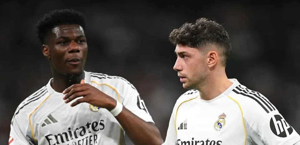 Dos jugadores de Real Madrid conversando en el campo