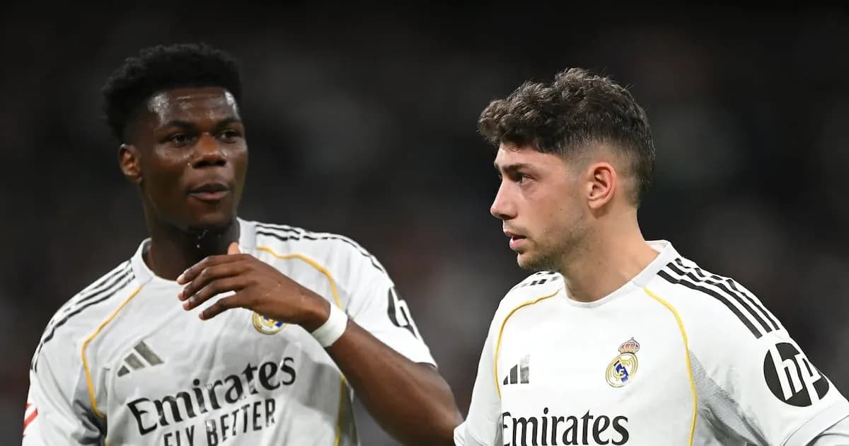 Dos jugadores de Real Madrid conversando en el campo