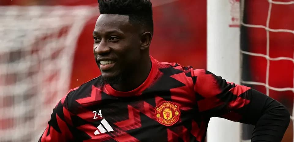 Portero de Manchester United sonriente en el campo