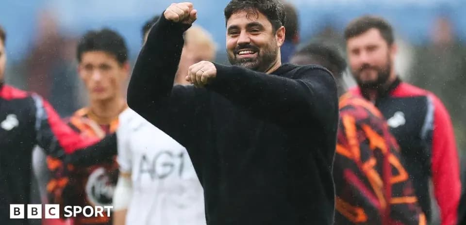 Entrenador celebrando con jugadores en el fondo