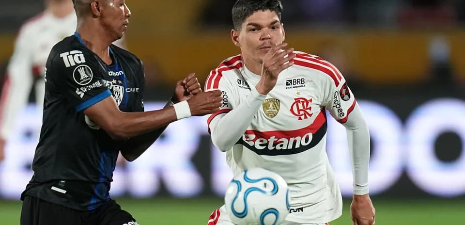 Jugadores de Independiente del Valle y Flamengo en acción