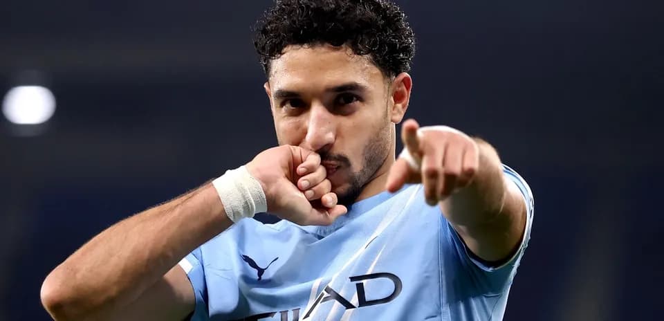Jugador de Manchester City señalando tras anotar un gol