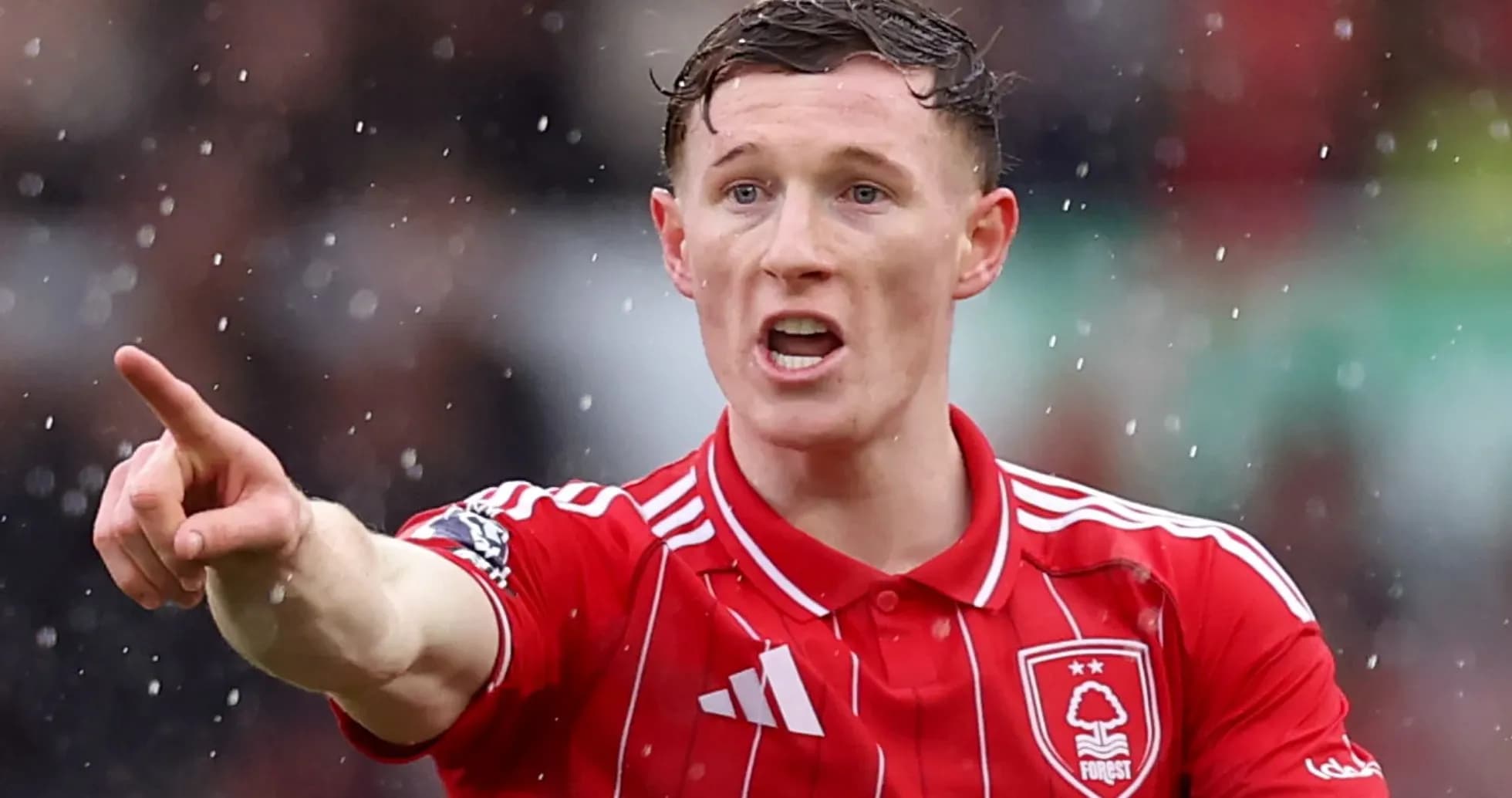 Jugador señalando durante un partido de fútbol