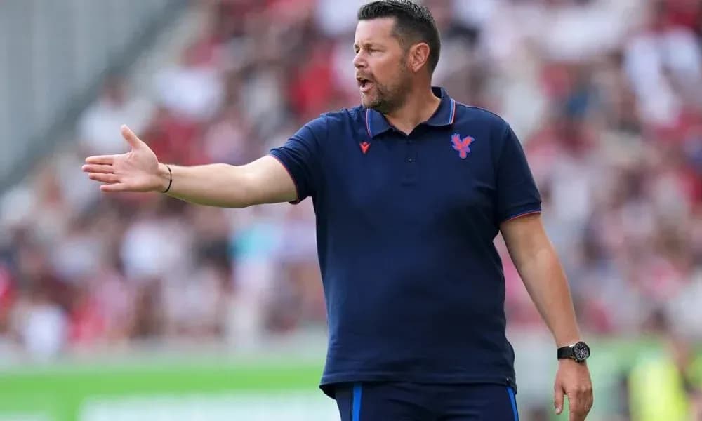 Entrenador dirigiendo desde la línea de banda