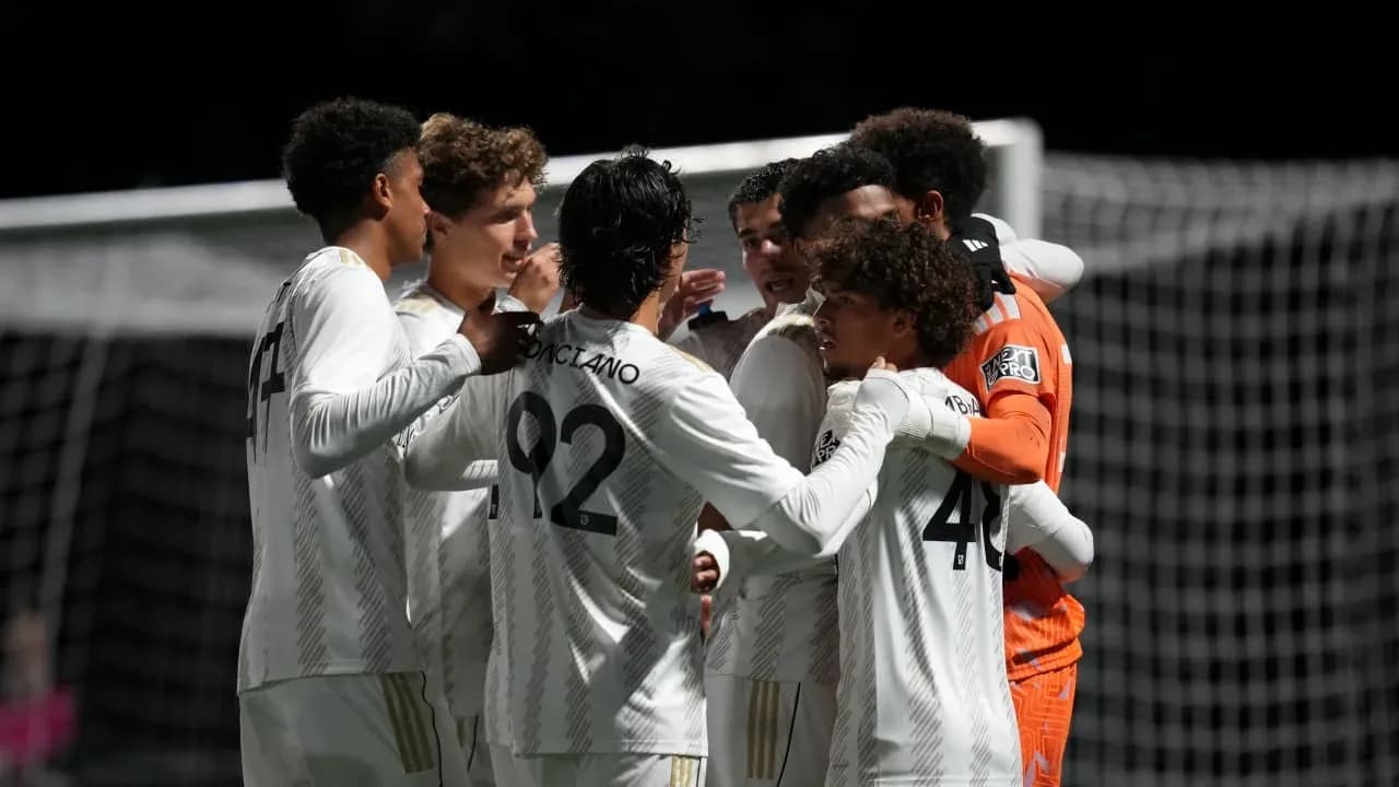 Jugadores de Los Angeles FC II celebrando un gol