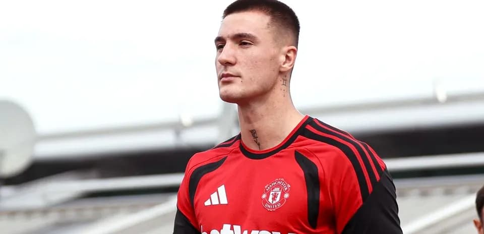 Jugador de Manchester United con camiseta roja