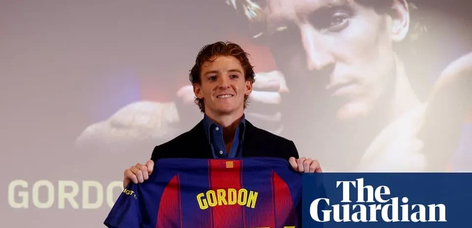 Jugador presentando camiseta del FC Barcelona en evento