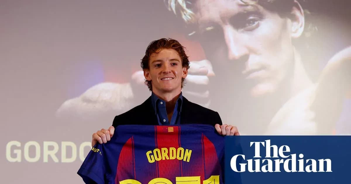 Jugador presentando camiseta del FC Barcelona en evento