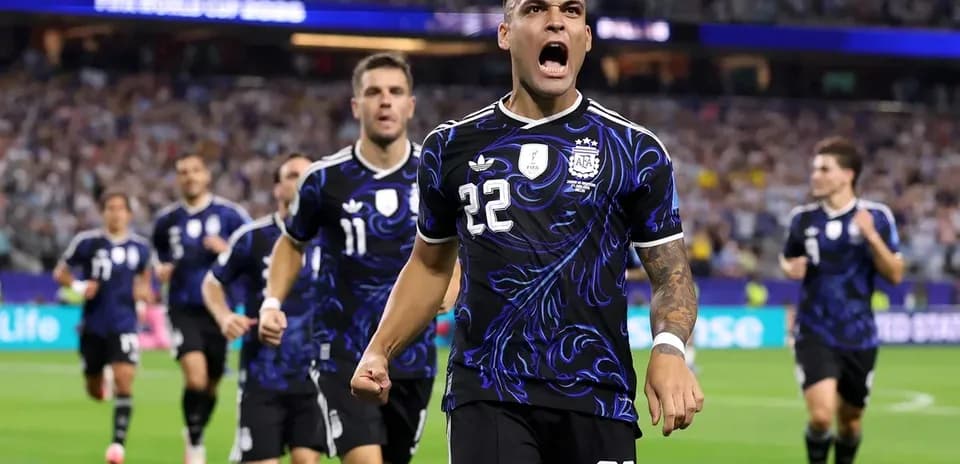 Lautaro Martínez celebrando gol con compañeros de Argentina
