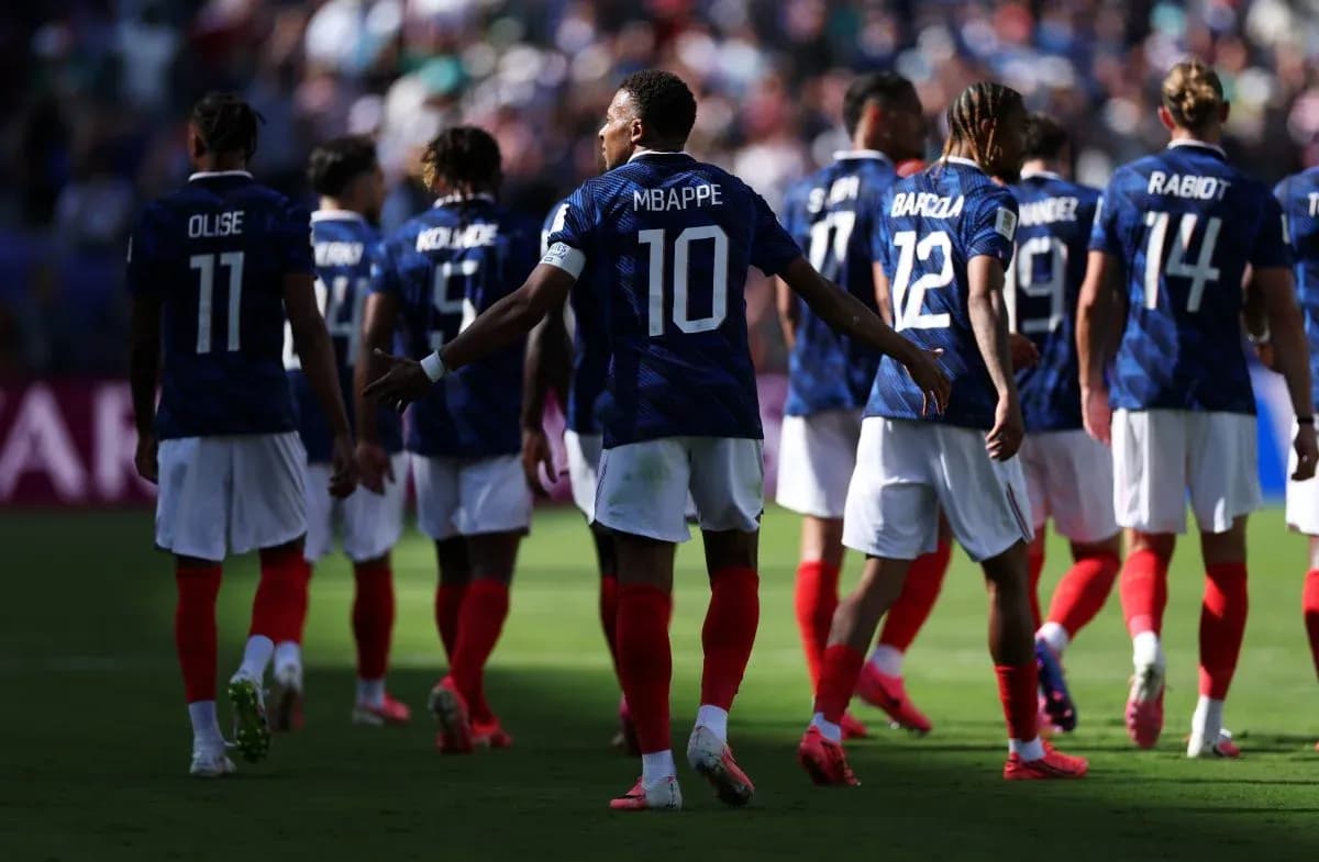 Jugadores de Francia caminando en el campo de juego