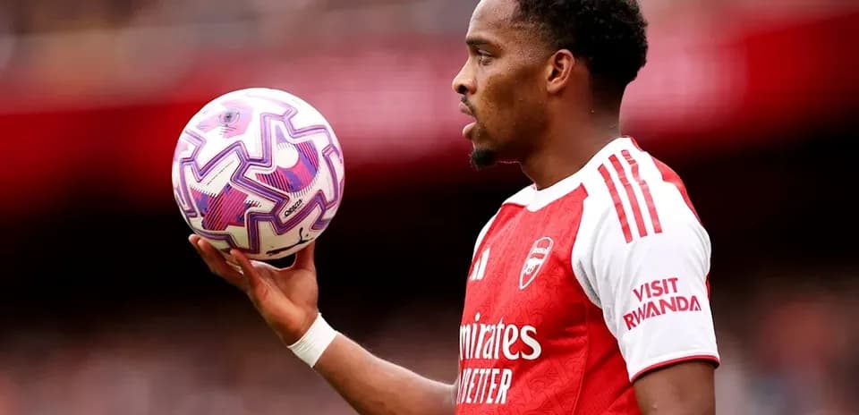 Jugador sosteniendo un balón durante el partido