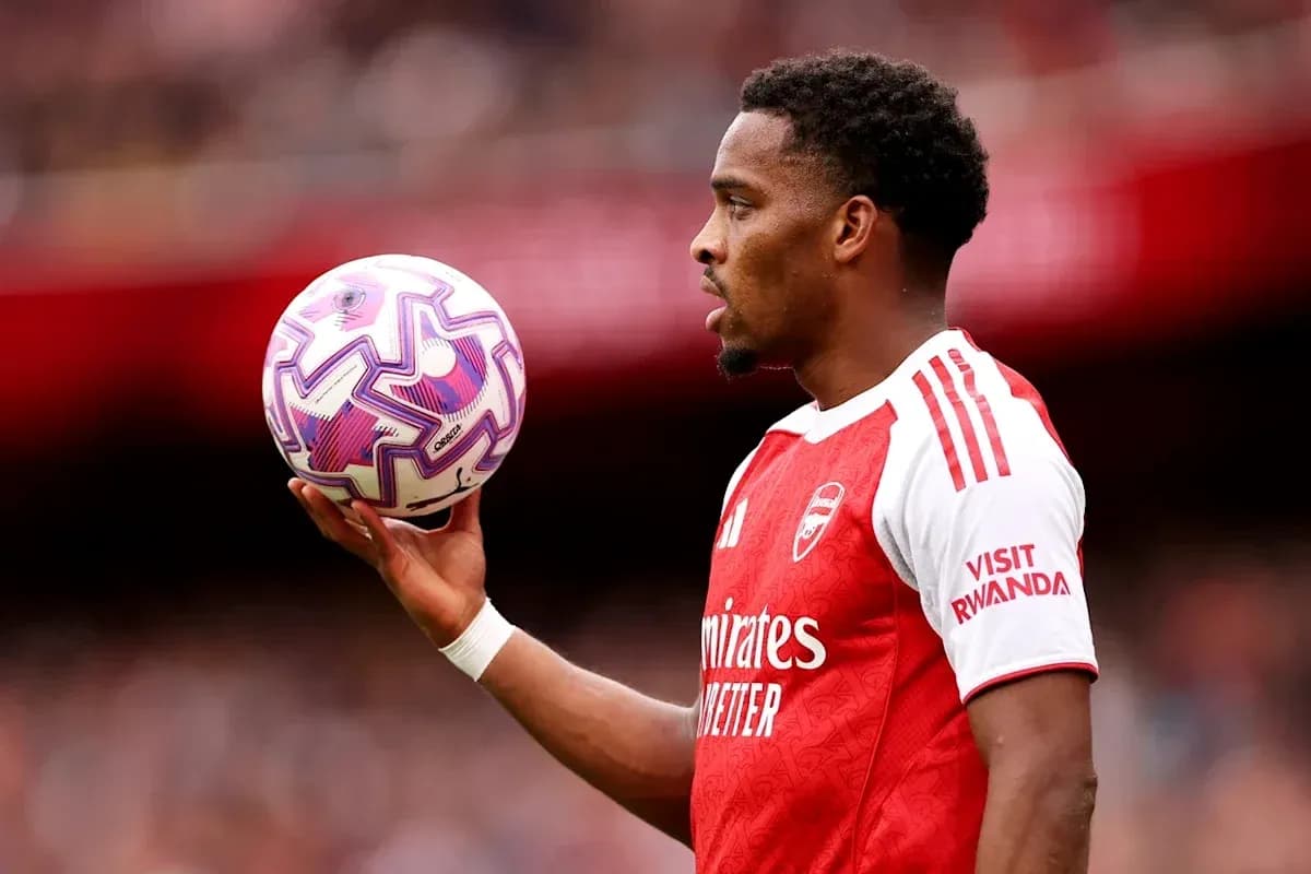 Jugador sosteniendo un balón durante el partido