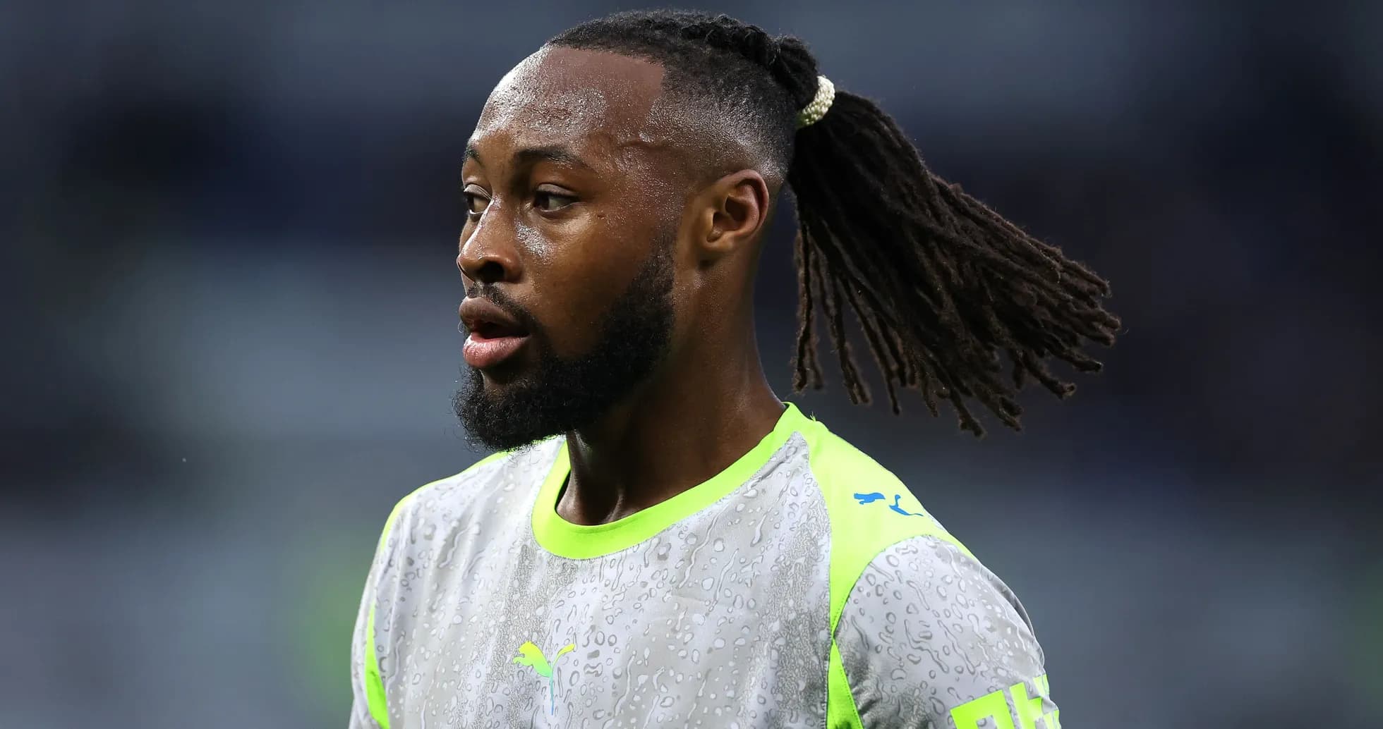 Jugador con cabello recogido en la cancha