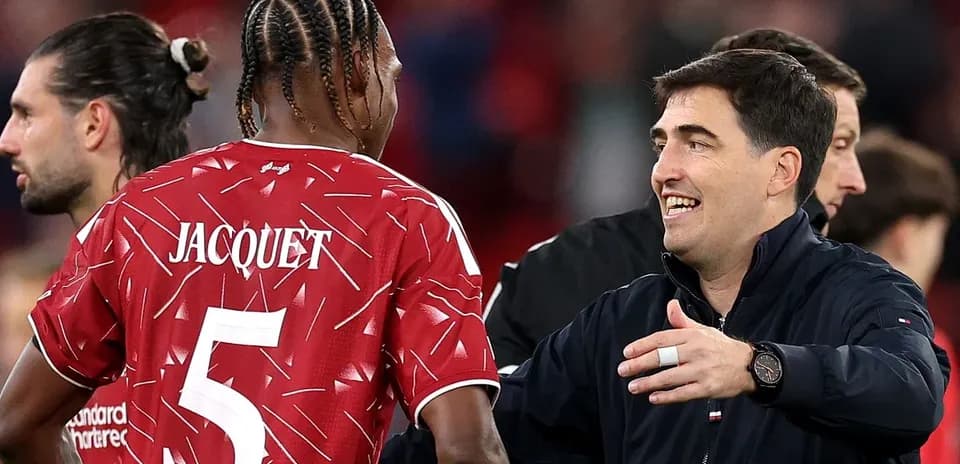 Entrenador saludando a jugador tras el partido
