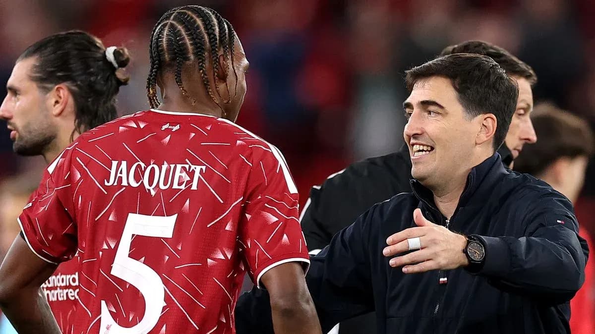 Entrenador saludando a jugador tras el partido