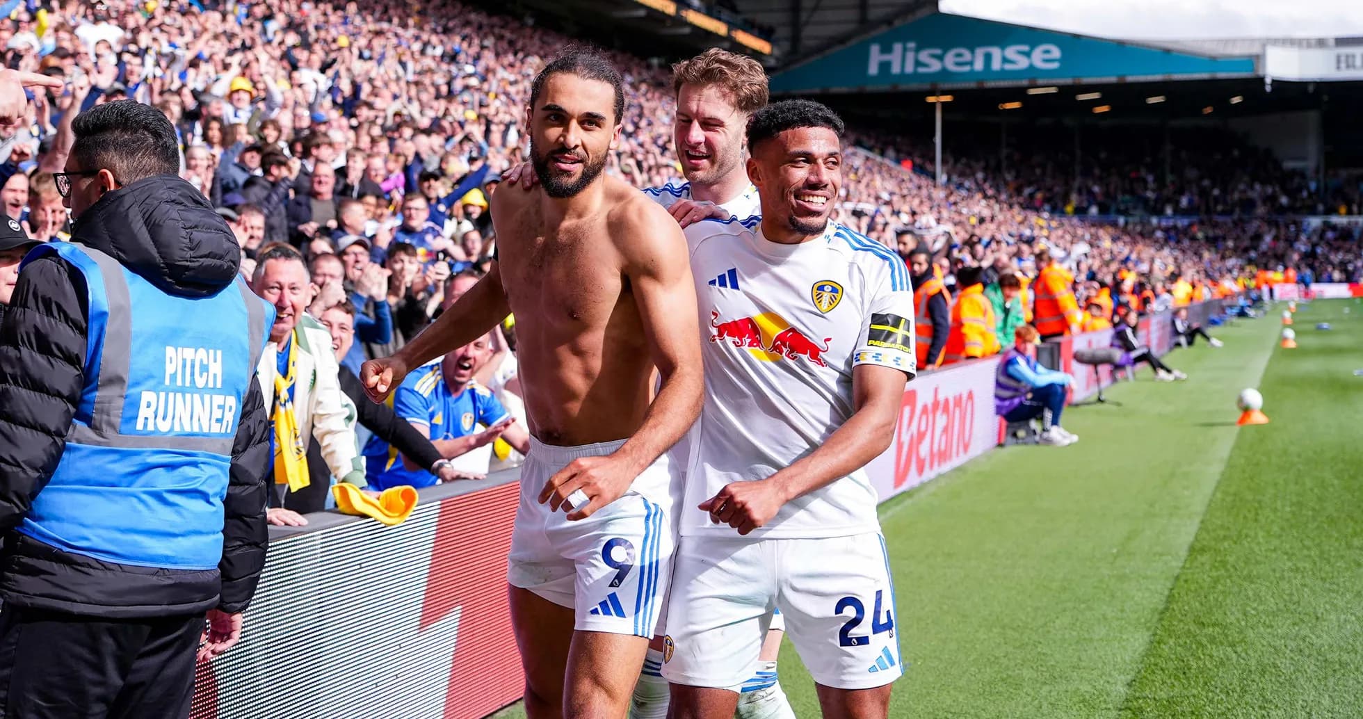 Jugadores de Leeds celebrando con la afición